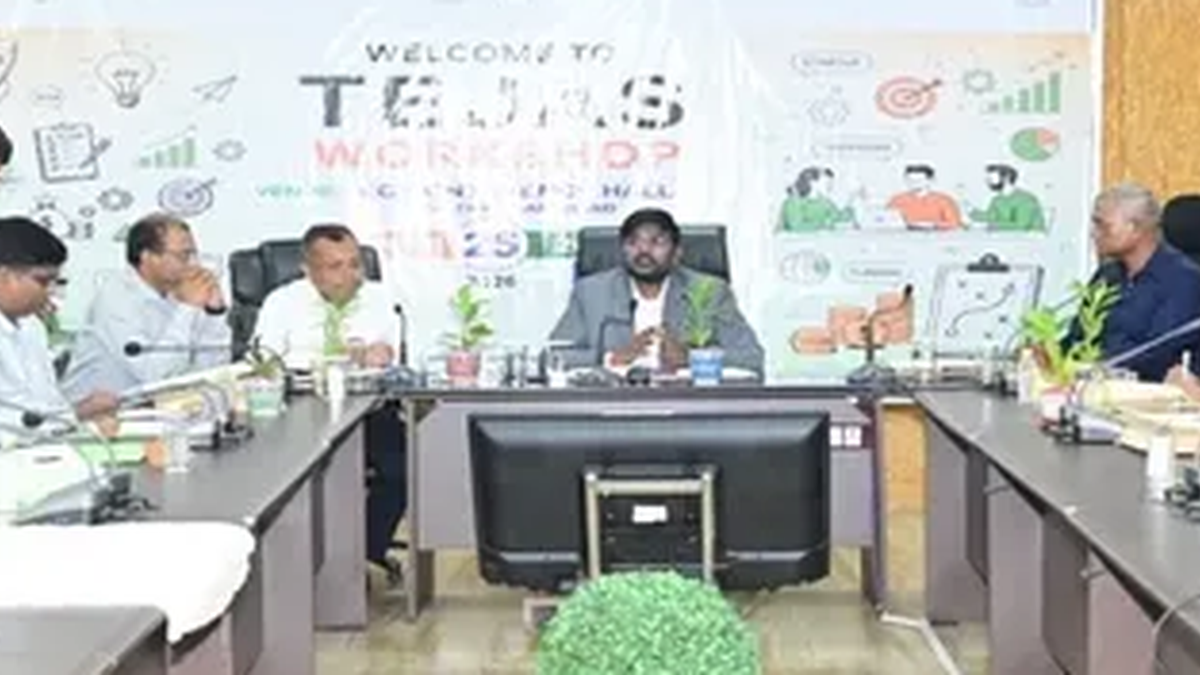 चतरा में आयोजित तेजस कार्यशाला में उपस्थित अधिकारी और प्रतिभागी