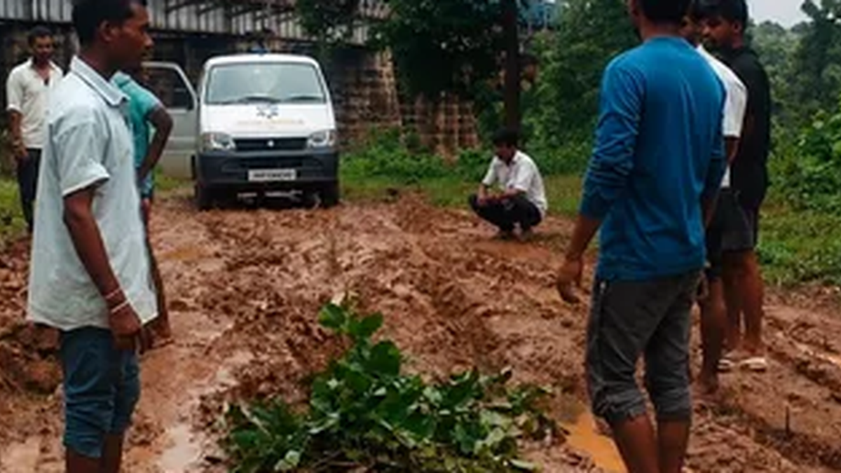 चंदवा के केकराही गांव के कीचड़ भरे रास्ते में फंसी एंबुलेंस