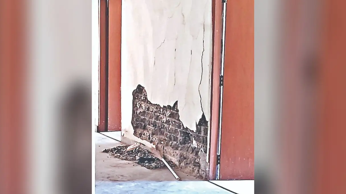 जमशेदपुर महिला विश्वविद्यालय के सिदगोड़ा परिसर में छात्रावास की क्षतिग्रस्त दीवार