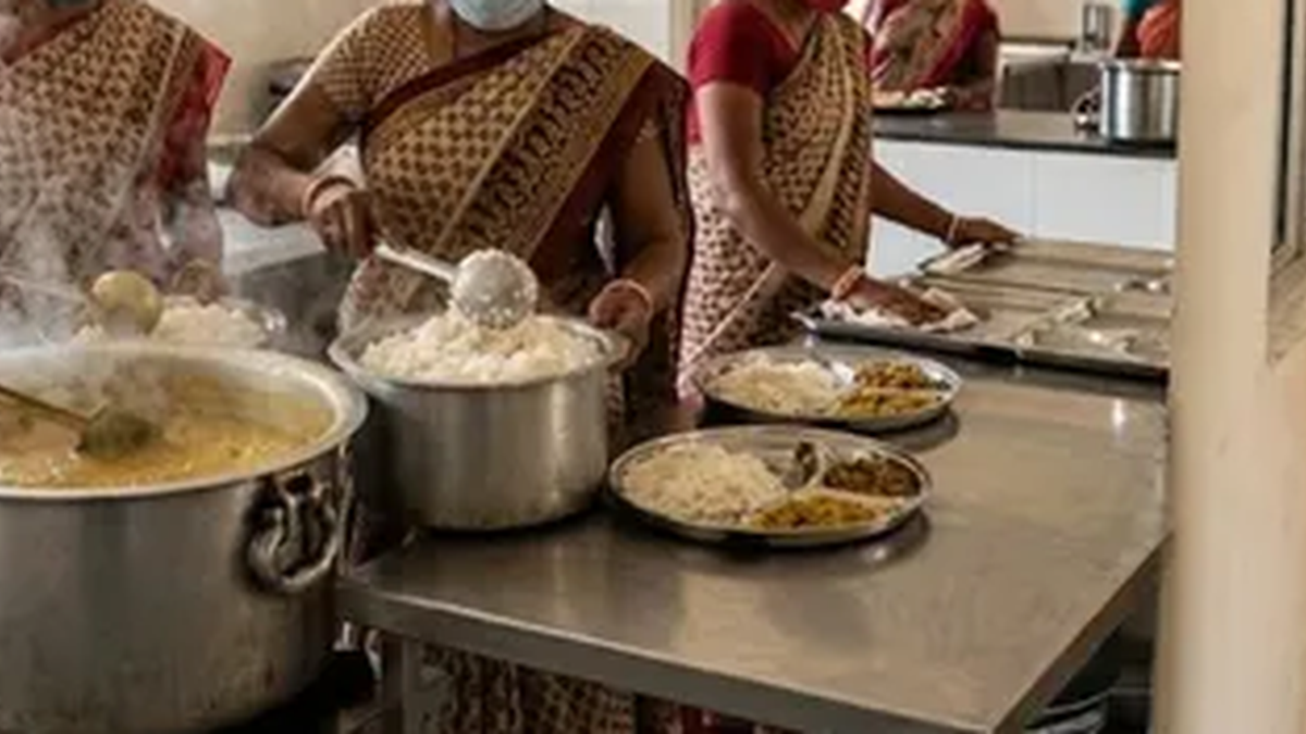 मनोहरपुर सामुदायिक स्वास्थ्य केंद्र में तैयार किया जा रहा जीवनधारा दाल-भात केंद्र