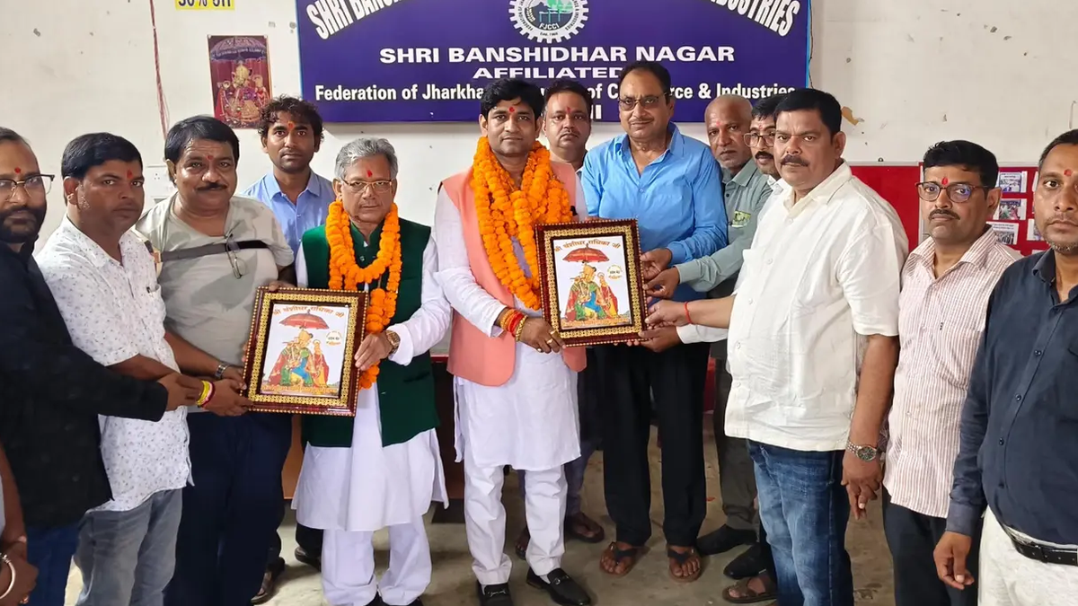 श्री बंशीधर नगर में चैंबर सदस्यों के साथ क्षेत्रीय उपाध्यक्ष अमित कुमार जायसवाल