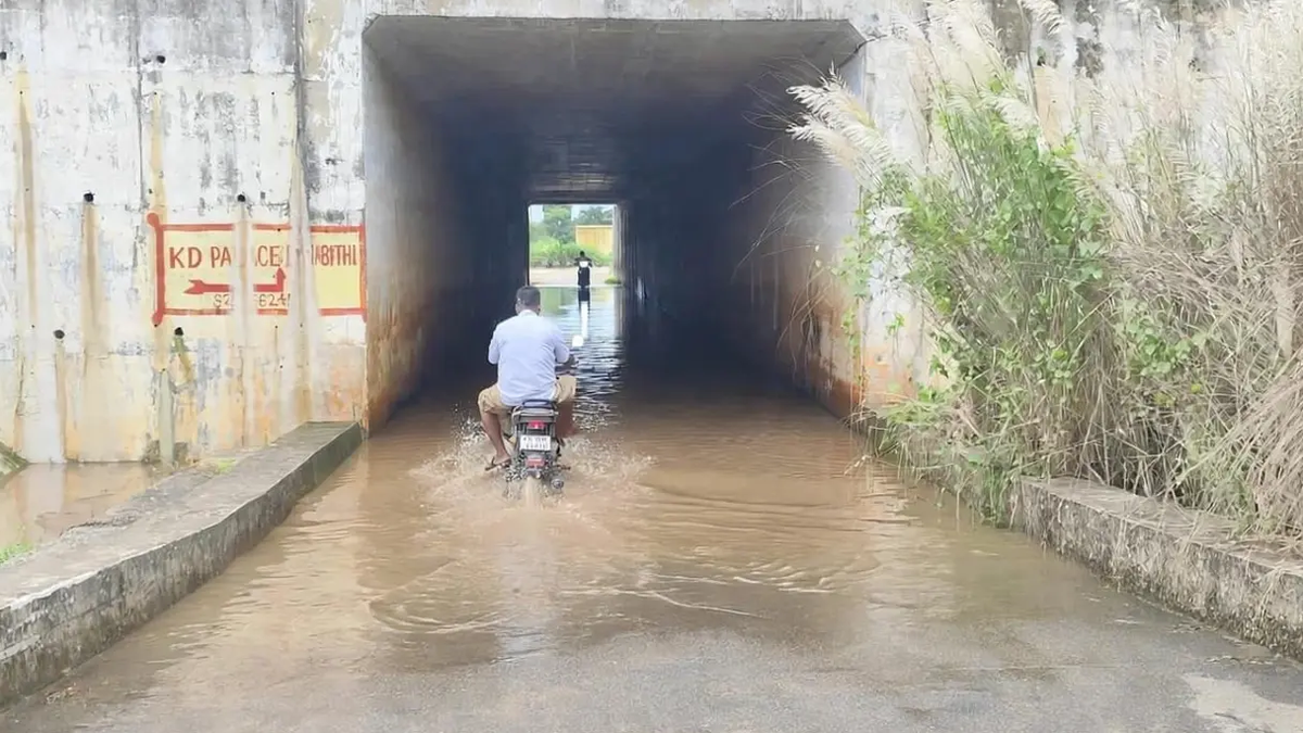 गालूडीह से धातकीडीह मार्ग के रेलवे अंडरपास में जमा बारिश का पानी