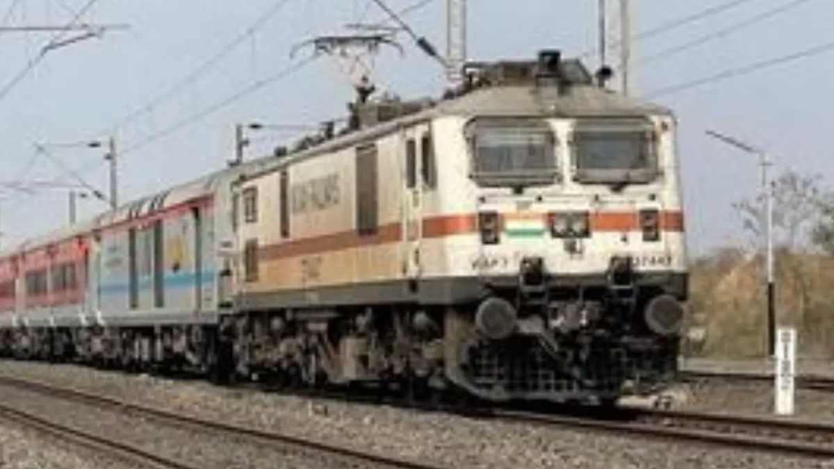 चक्रधरपुर रेलमंडल में बारिश और ट्रैक मेंटेनेंस से प्रभावित रेल परिचालन