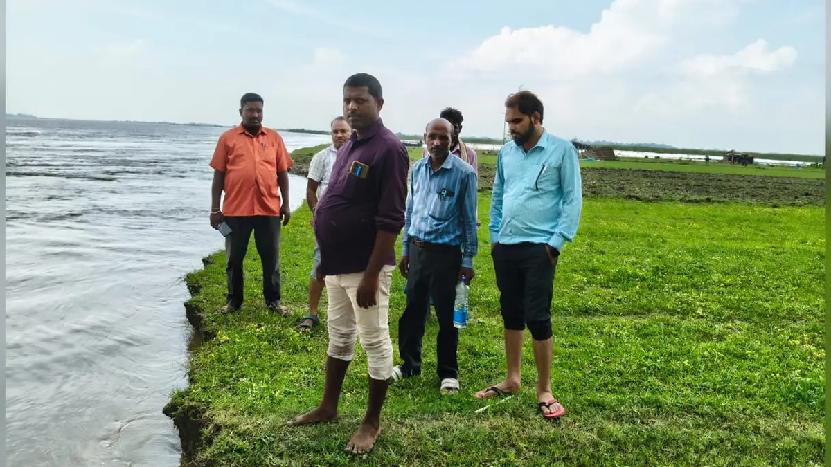 राजमहल में गंगा कटाव से प्रभावित क्षेत्र का निरीक्षण करते प्रशासनिक अधिकारी
