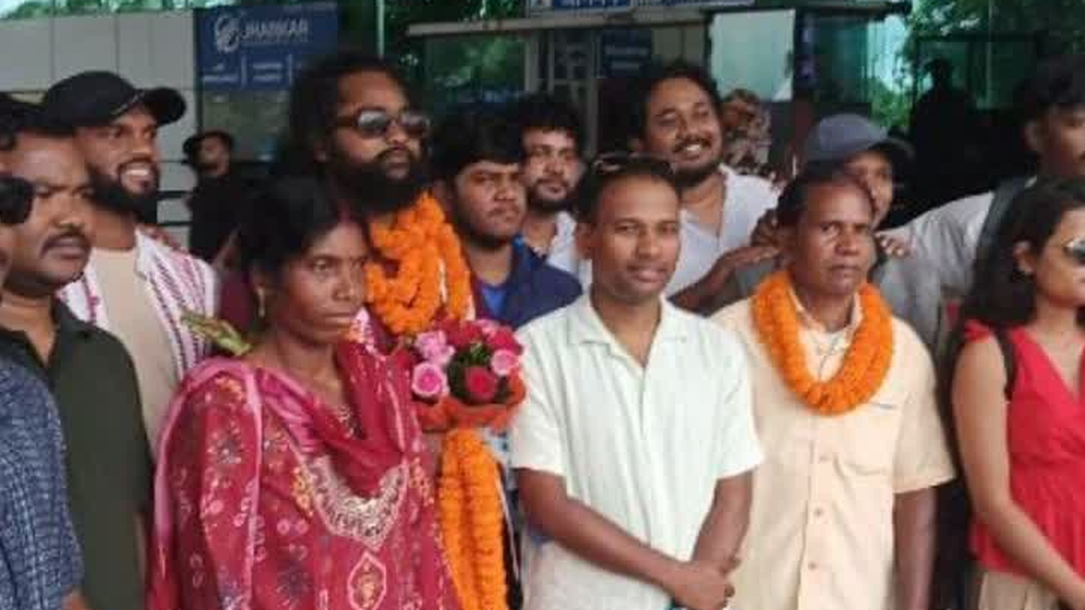 राष्ट्रीय फिल्म पुरस्कार के बाद रांची पहुंचे फिल्मकार रवि राज मुर्मू के स्वागत का दृश्य