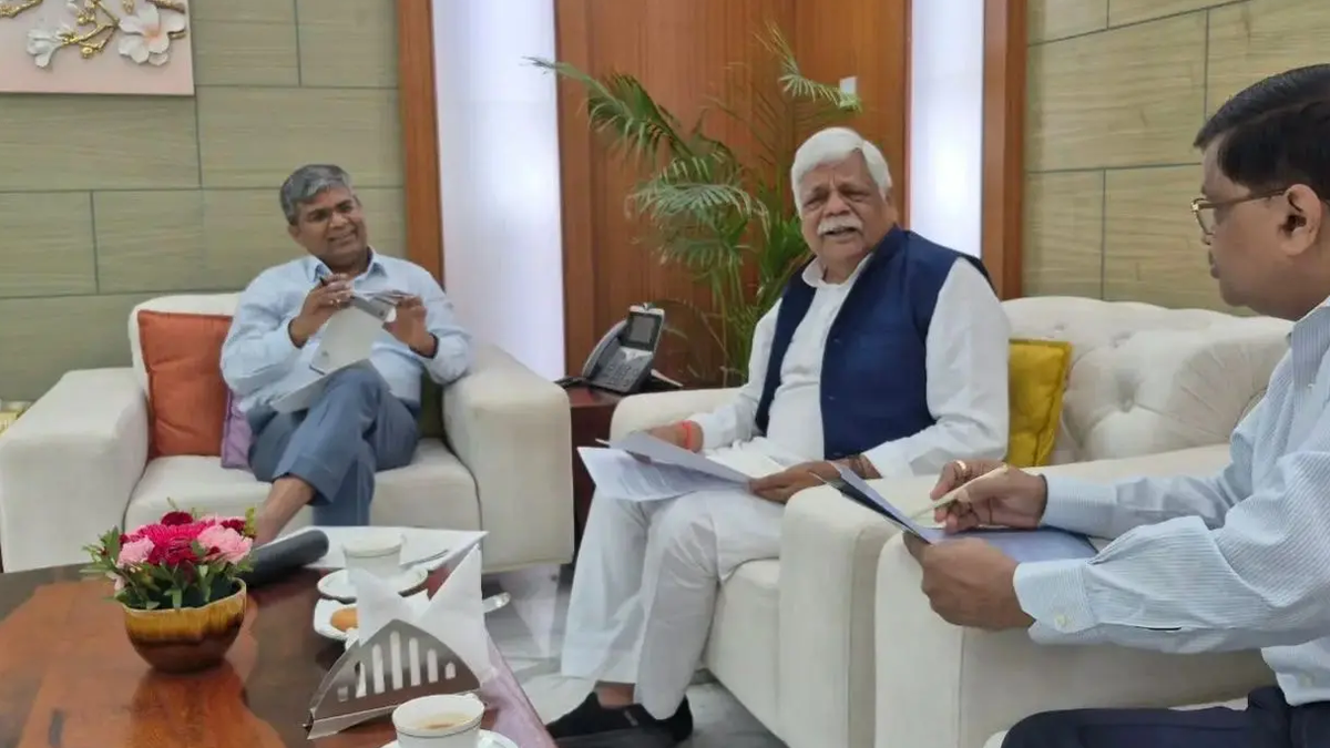 गढ़वा और पलामू की सड़क परियोजनाओं पर एनएचएआई अध्यक्ष से चर्चा करते सांसद