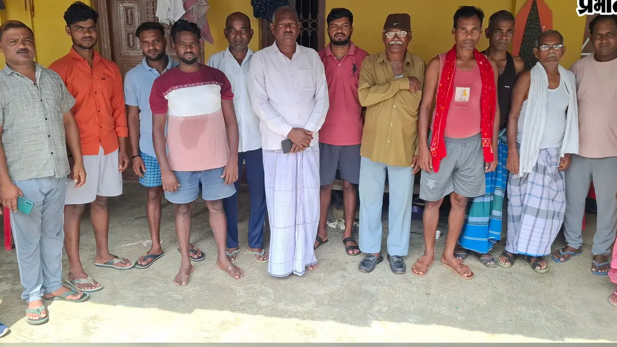 नेकपुरा पंचायत में अल्पवृष्टि से प्रभावित खेत और धान की फसल
