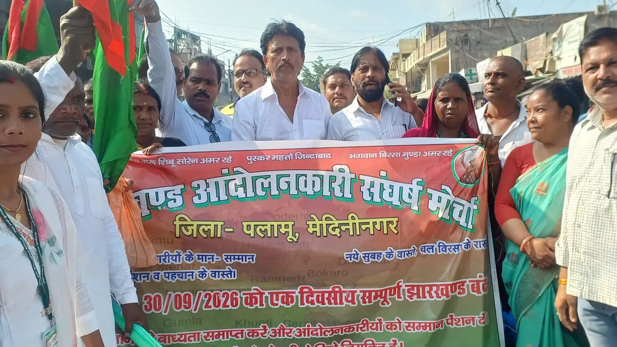 मेदिनीनगर के रेड़मा चौक पर सड़क जाम के दौरान मौजूद आंदोलनकारी