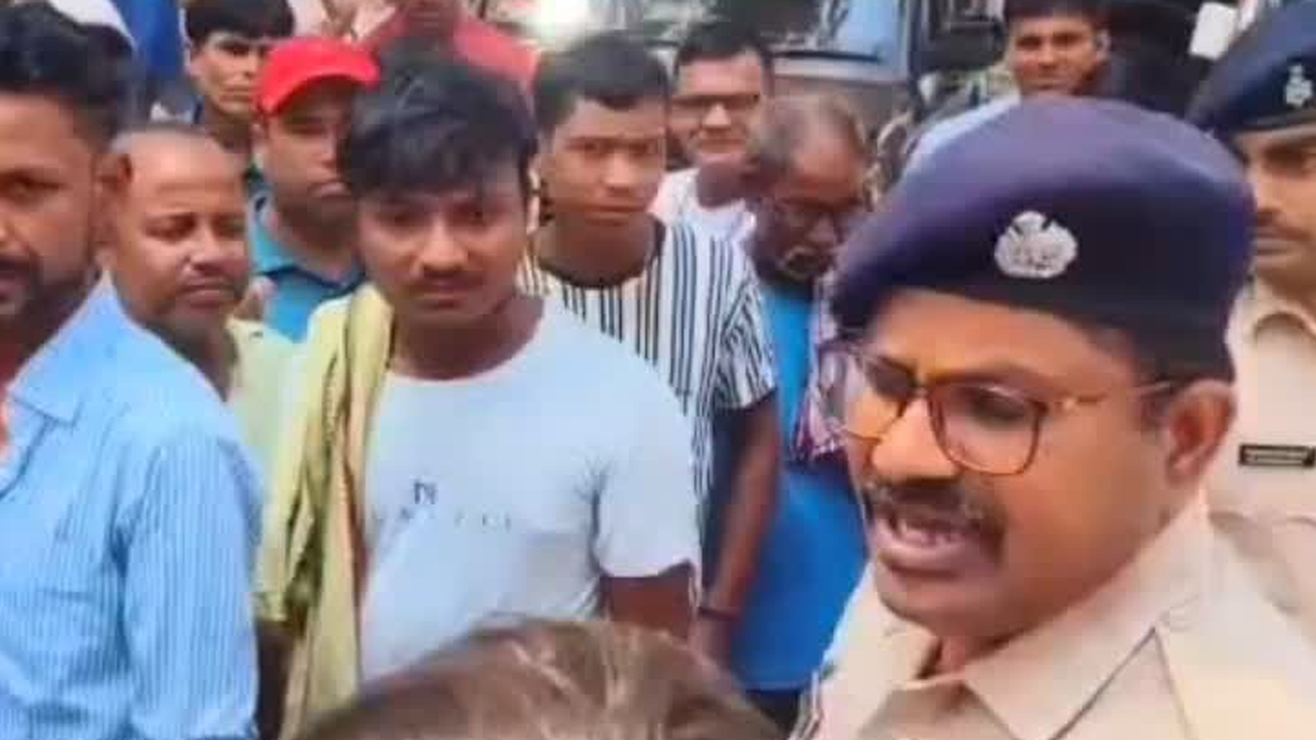धनबाद में ट्रैफिक पुलिस की कार्रवाई के विरोध में प्रदर्शन करते ई-रिक्शा और ऑटो चालक