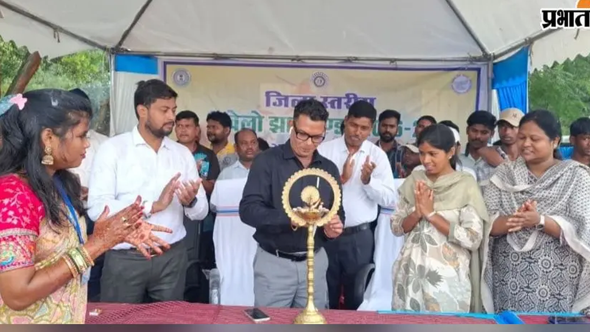 डाइट चिरी मैदान में खेलो झारखंड प्रतियोगिता का उद्घाटन करते अतिथि