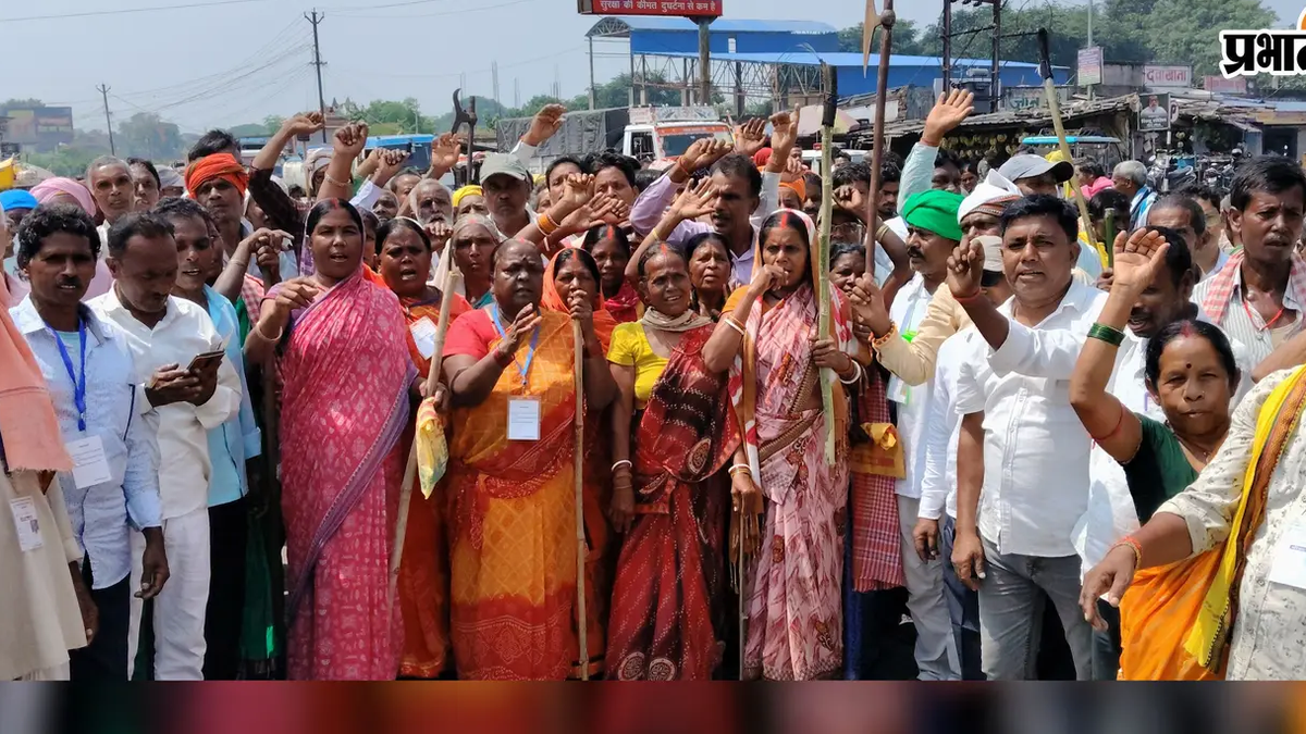 गोला के डीवीसी चौक पर झारखंड बंद के दौरान सड़क जाम करते आंदोलनकारी