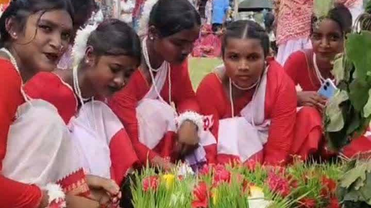 कोडरमा के जामु खाड़ी मैदान में करमा महोत्सव के दौरान पारंपरिक प्रस्तुति