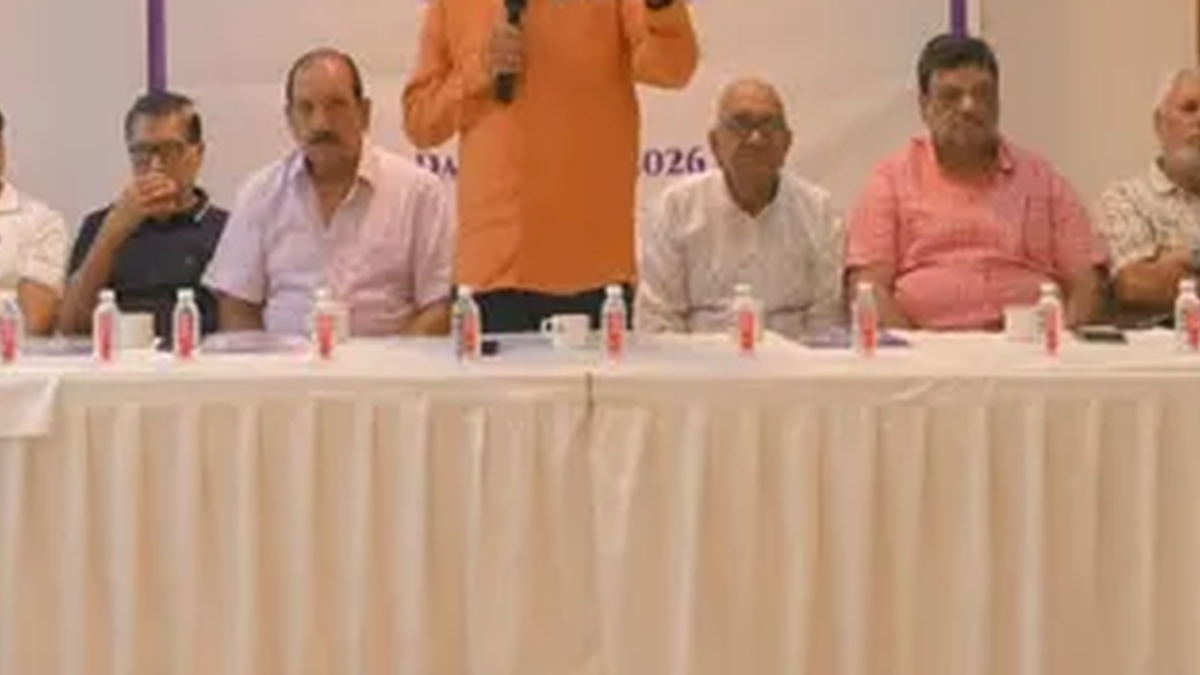 धनबाद क्रिकेट संघ की वार्षिक आम बैठक में उपस्थित पदाधिकारी और सदस्य