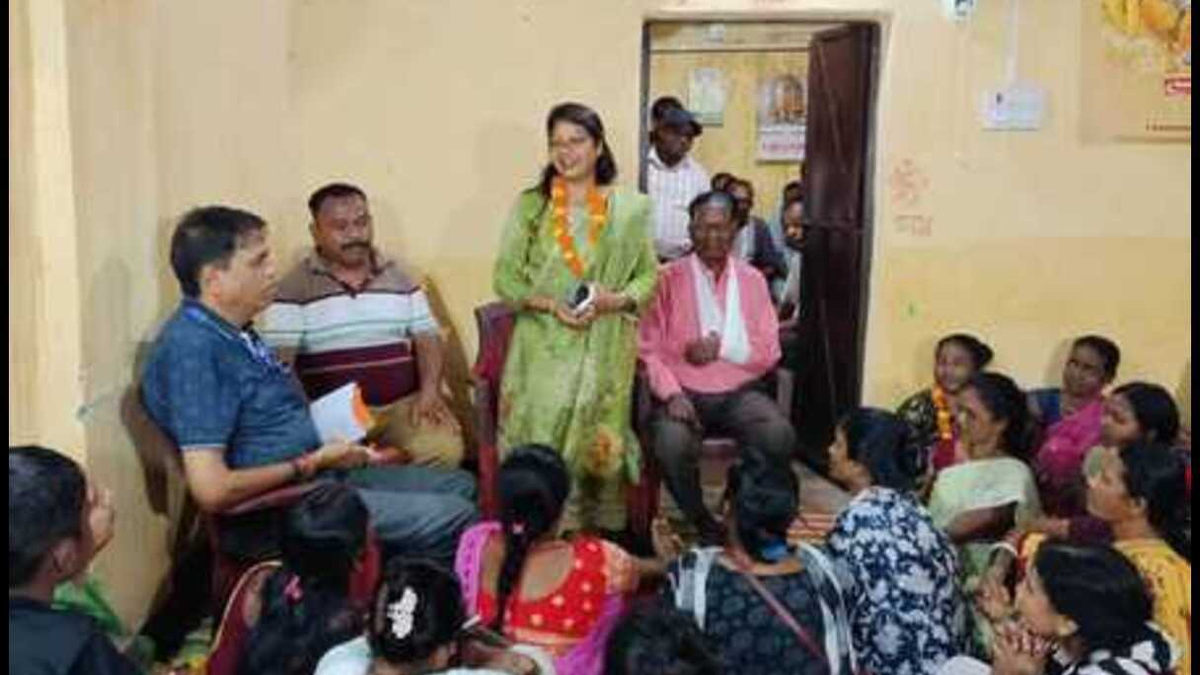 गुवा में सरकारी योजनाओं की जानकारी देने के लिए आयोजित कार्यक्रम में उपस्थित महिलाएं और ठेका मजदूर