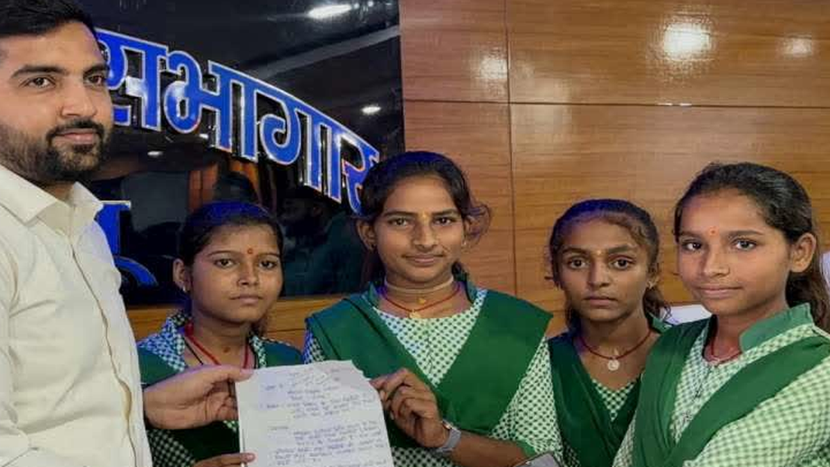 पलामू उपायुक्त कार्यालय में खराब सड़क की समस्या रखने पहुंचीं स्कूली छात्राएं