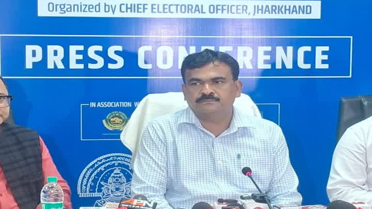 रांची में मतदाता पंजीकरण और निर्वाचक नामावली पर अंतरराष्ट्रीय सम्मेलन की जानकारी देते अधिकारी