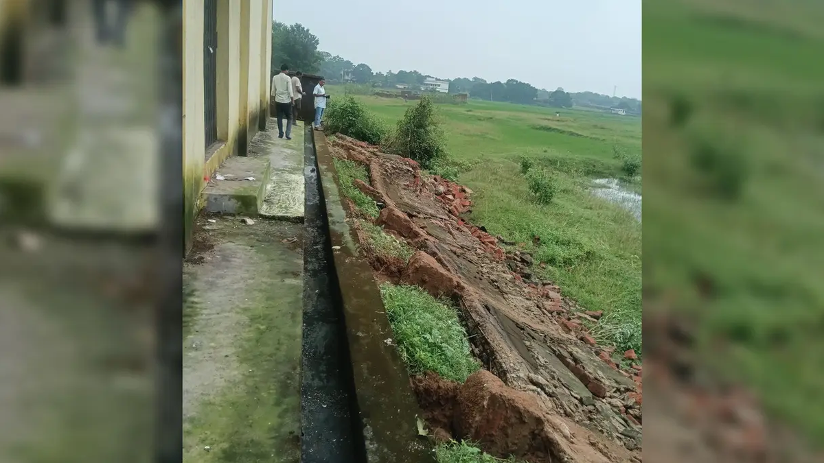 नारायणपुर प्रखंड कार्यालय परिसर में एफसीआई गोदाम की क्षतिग्रस्त चारदीवारी