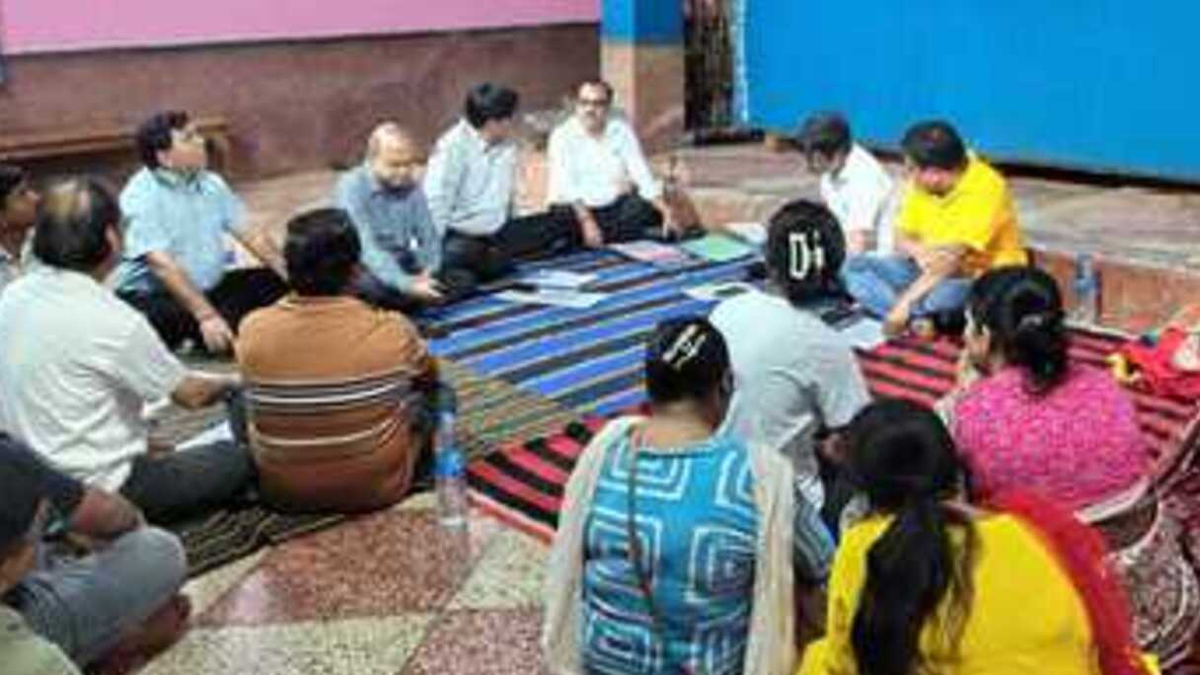 गुवा के विवेक नगर में दुर्गा पूजा की तैयारी को लेकर आयोजित समिति की बैठक