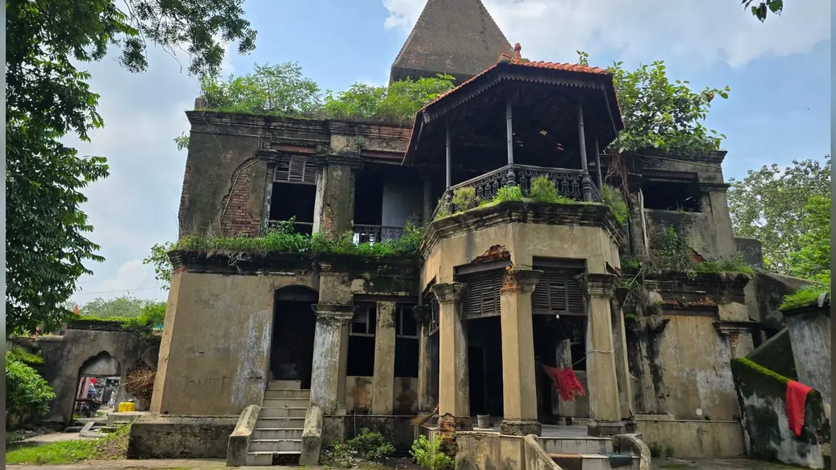 झरिया के पुराना राजागढ़ स्थित जर्जर लक्ष्मी-जनार्दन राधा-कृष्ण मंदिर