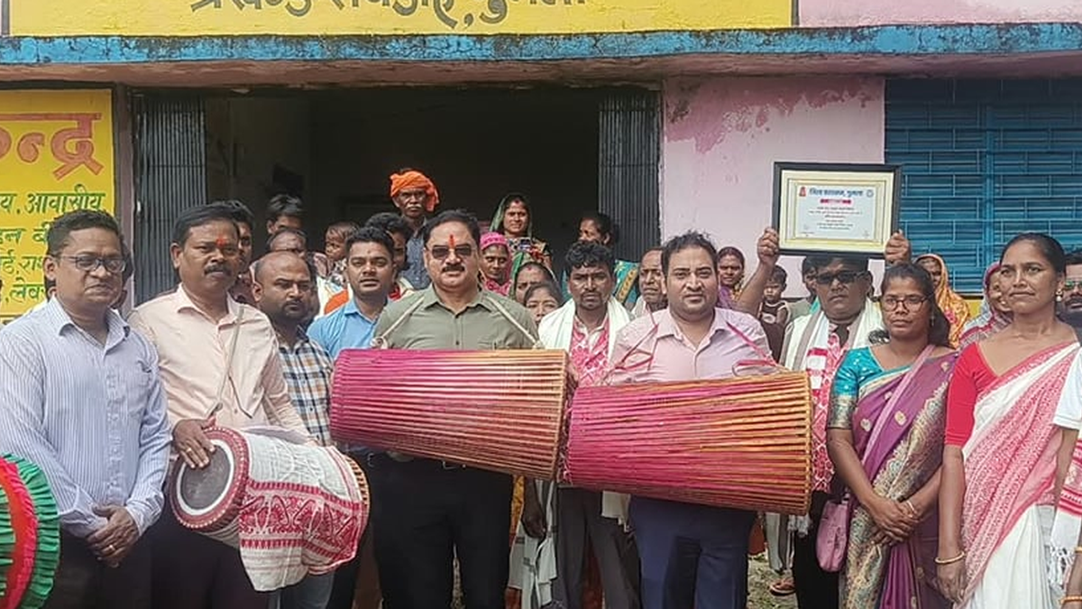 गुमला के जरजट्टा गांव में पारंपरिक मांदर बनाने वाले सम्मानित कारीगर