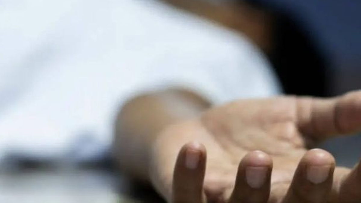 पलामू के डगरा पिकेट में घटना की जांच करते पुलिस अधिकारी