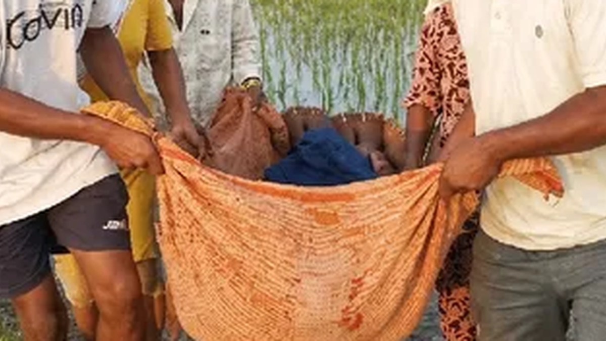सिमडेगा के मड़की टोली में चटाई के सहारे किशोरी को मुख्य सड़क तक ले जाते ग्रामीण
