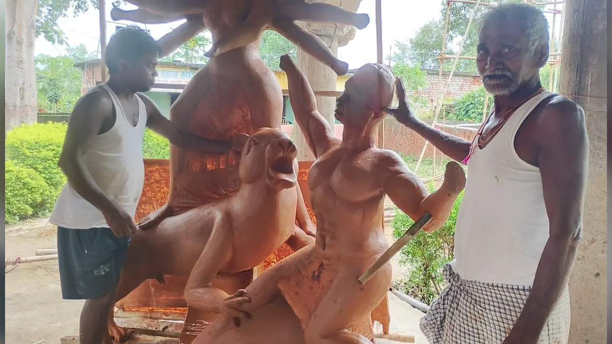 पलामू के लठैया में दुर्गा प्रतिमाओं को अंतिम रूप देते पश्चिम बंगाल के कलाकार