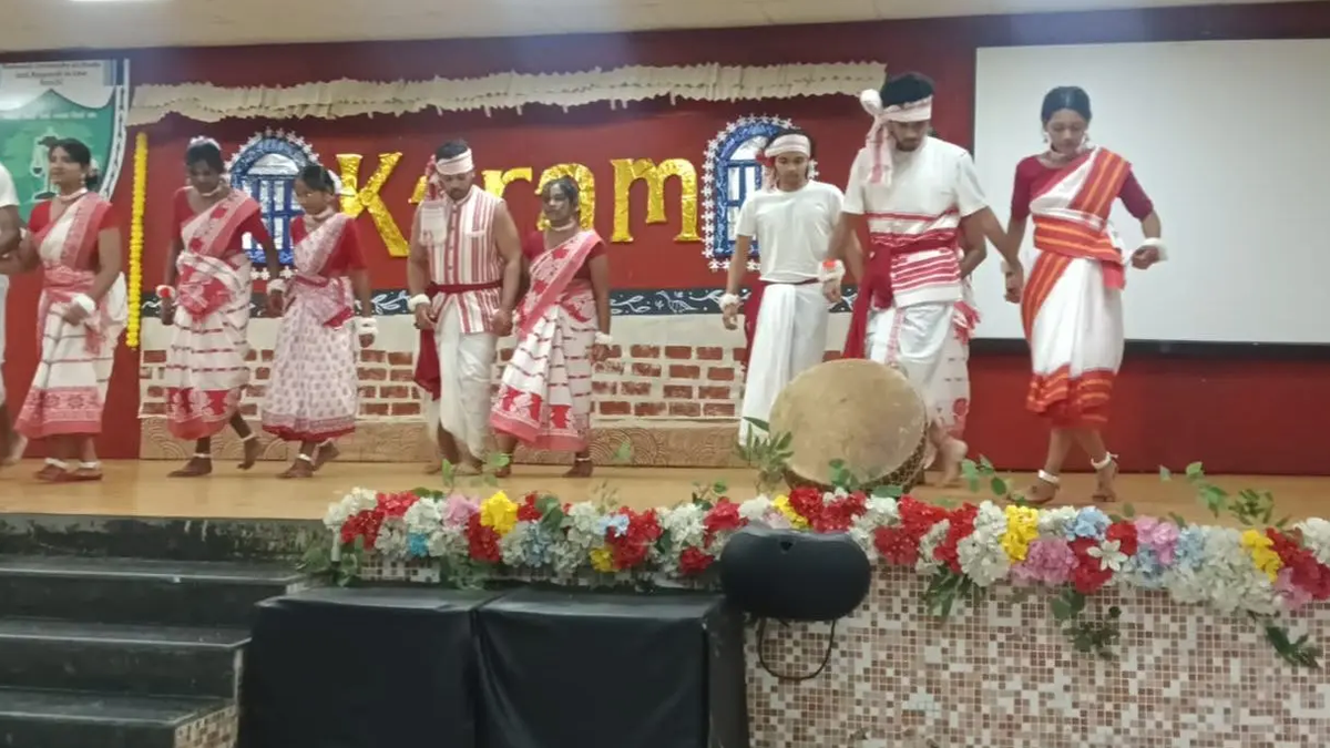 एनयूएसआरएल रांची में करम पर्व की पूर्व संध्या पर सांस्कृतिक प्रस्तुति देते विद्यार्थी