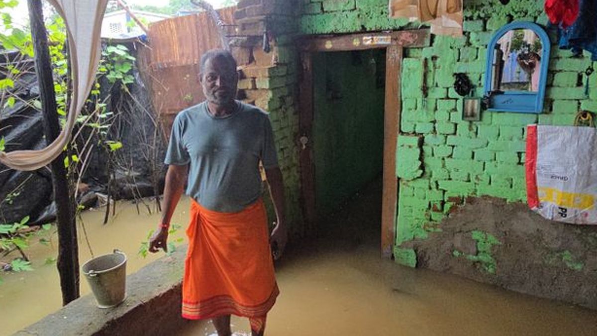 गिरिडीह जिले में भारी बारिश के बाद जलजमाव और प्रभावित आवागमन का दृश्य