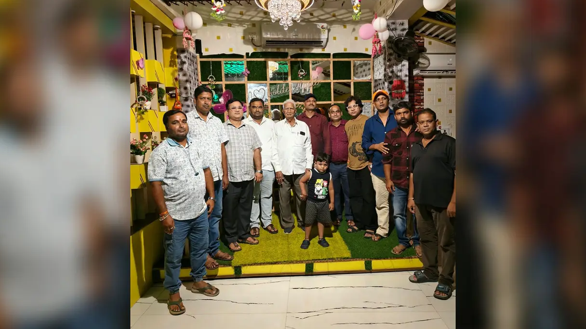 जामताड़ा जिला क्रिकेट संघ की वार्षिक आम बैठक में उपस्थित पदाधिकारी