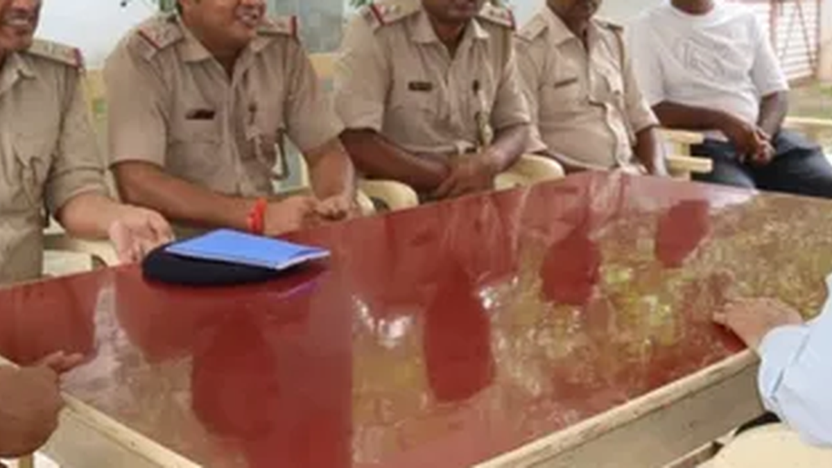 देवघर पुलिस के सम्मान अभियान के तहत बुजुर्गों से मुलाकात करते पुलिसकर्मी