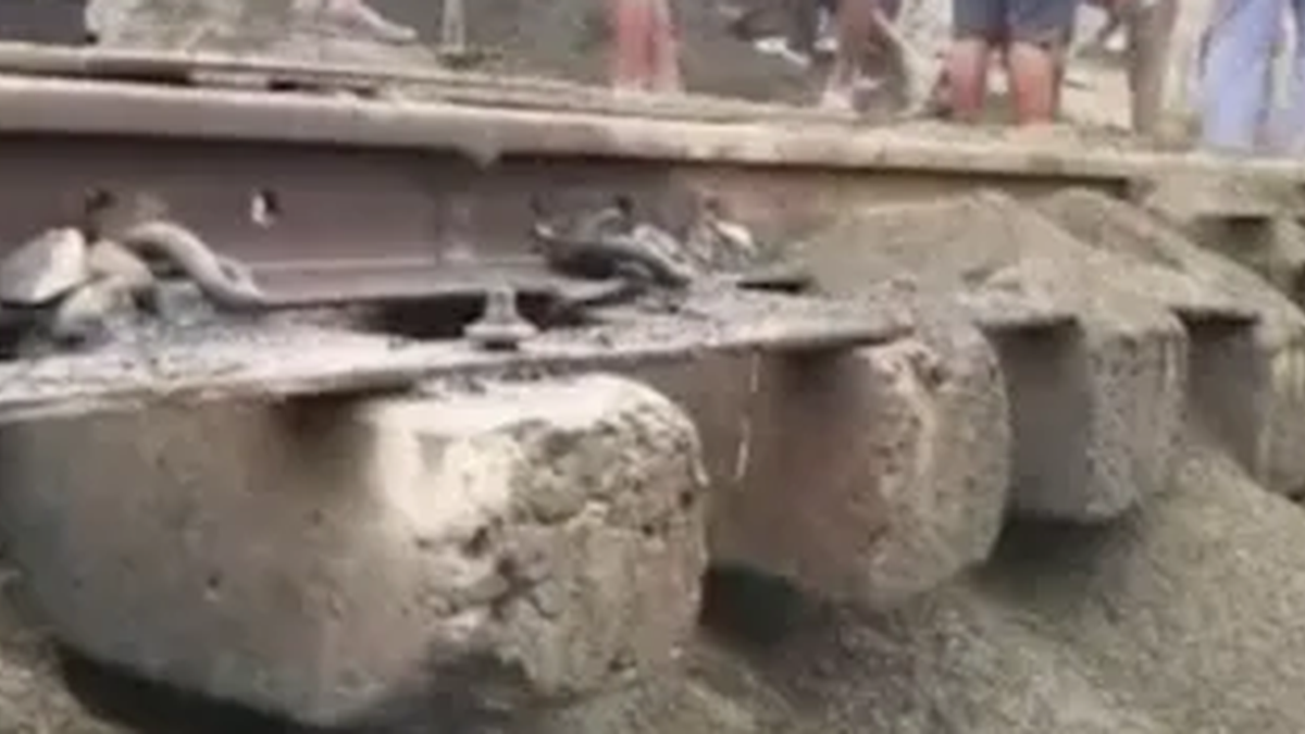 मालदा-साहिबगंज रेलखंड पर भू-धंसान के बाद प्रभावित रेल परिचालन का सांकेतिक दृश्य