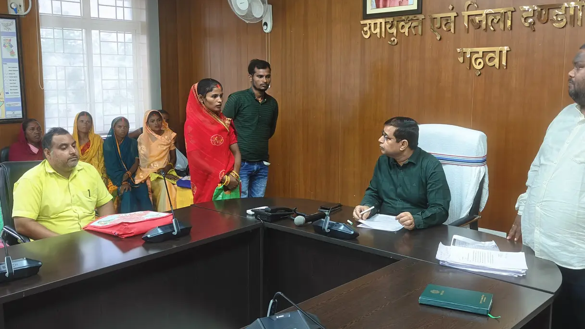 गढ़वा समाहरणालय में आयोजित जनसुनवाई का प्रतिनिधित्व करता दृश्य