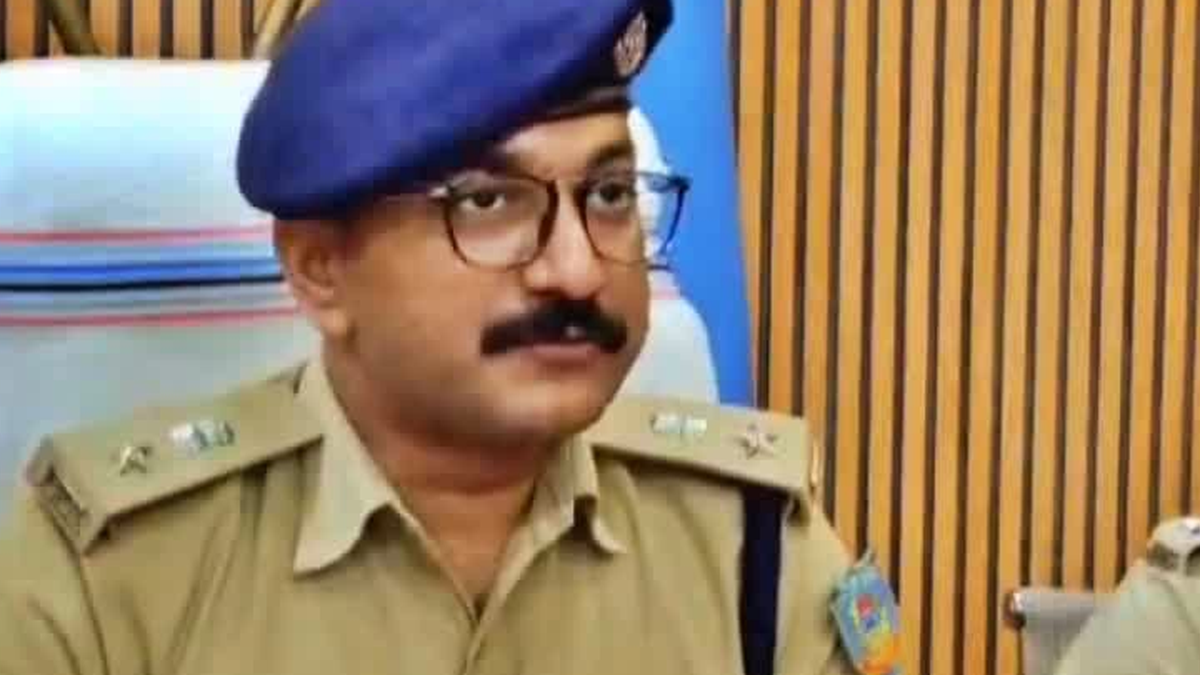 देवघर में रंगदारी के आरोप में तीन लोगों की गिरफ्तारी से जुड़ी पुलिस कार्रवाई