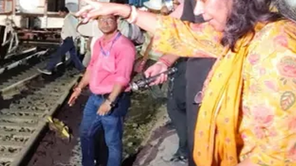 तिलडांगा-न्यू फरक्का के बीच मरम्मत के बाद रेल पटरी का निरीक्षण करते अधिकारी