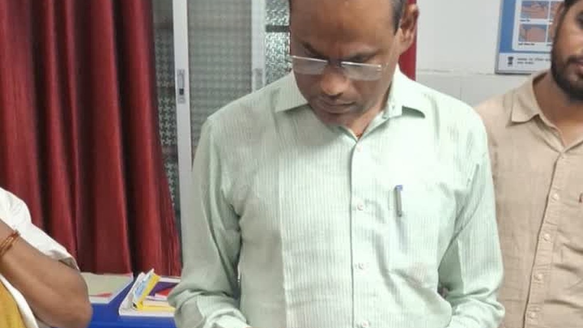 पाटन सामुदायिक स्वास्थ्य केंद्र की व्यवस्था का निरीक्षण करते अधिकारी