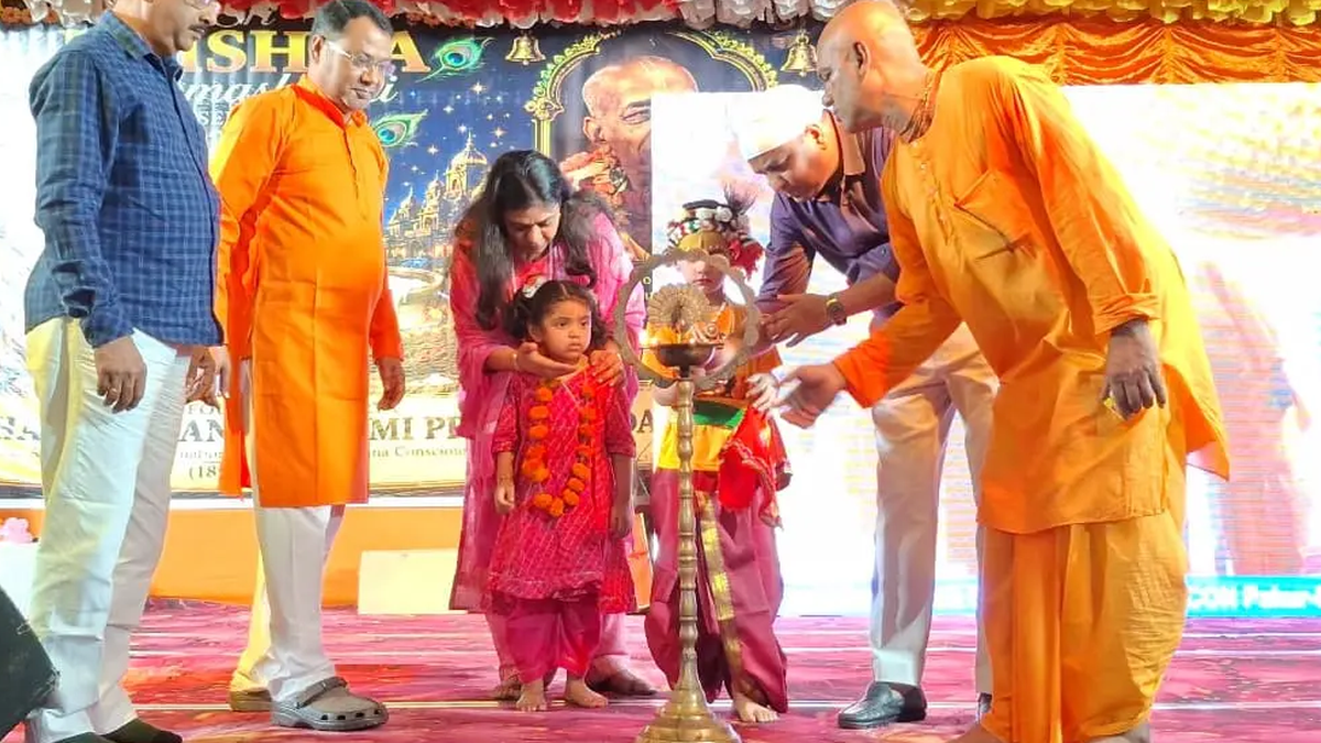 पाकुड़ के कालीभाषा स्थित इस्कॉन मंदिर में जन्माष्टमी कार्यक्रम का शुभारंभ करते अतिथि
