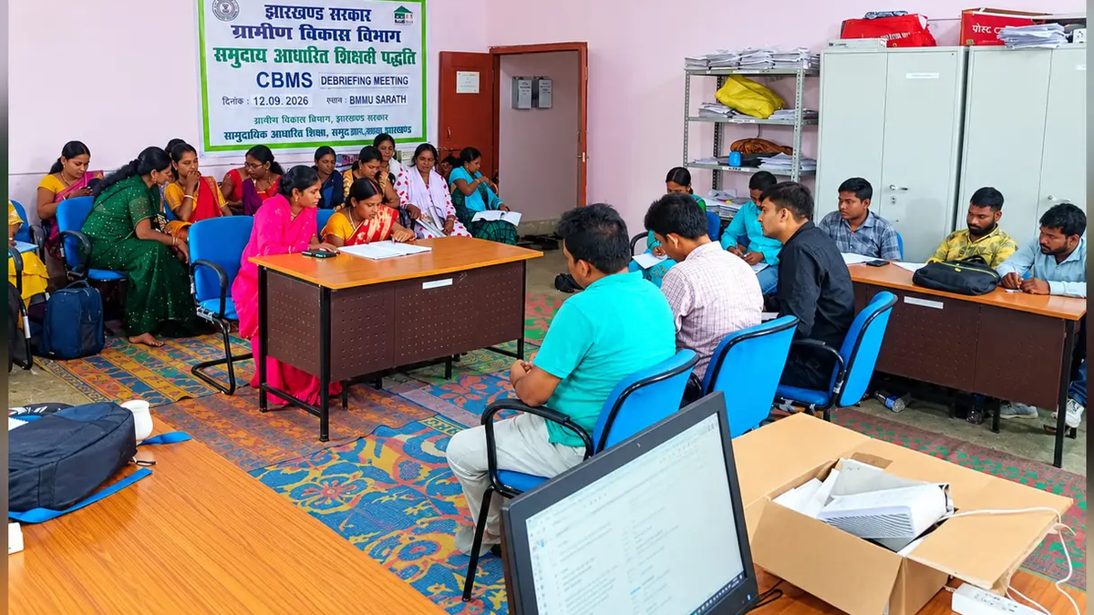 सारठ जेएसएलपीएस कार्यालय में सखी मंडल ऑडिट की समीक्षा करते अधिकारी और अंकेक्षण दीदियां