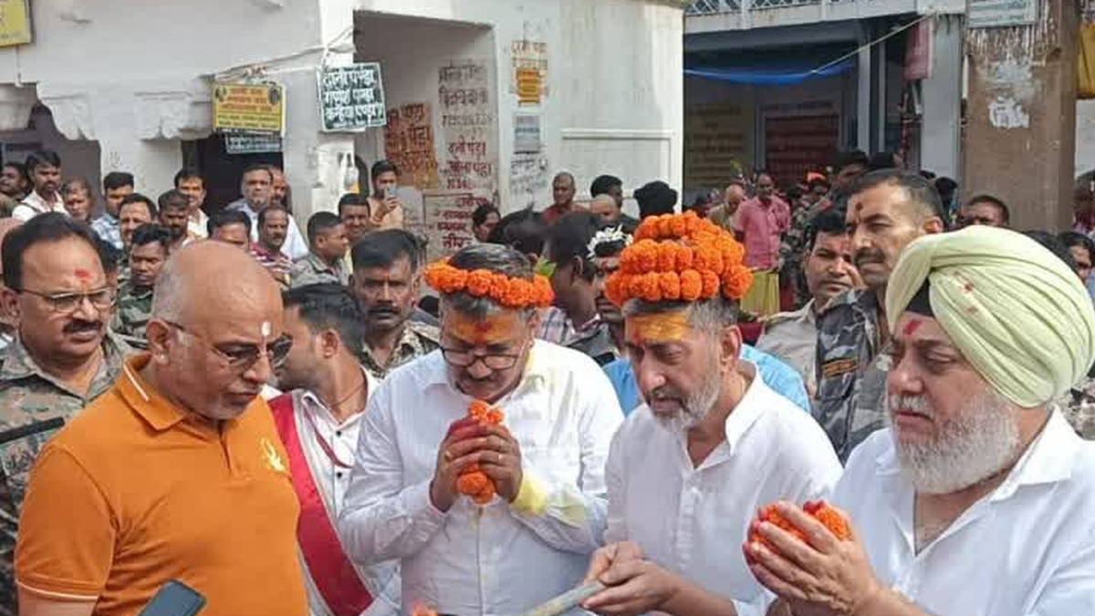 देवघर के बाबा बैद्यनाथ मंदिर में पूजा के दौरान सुरक्षा व्यवस्था का दृश्य