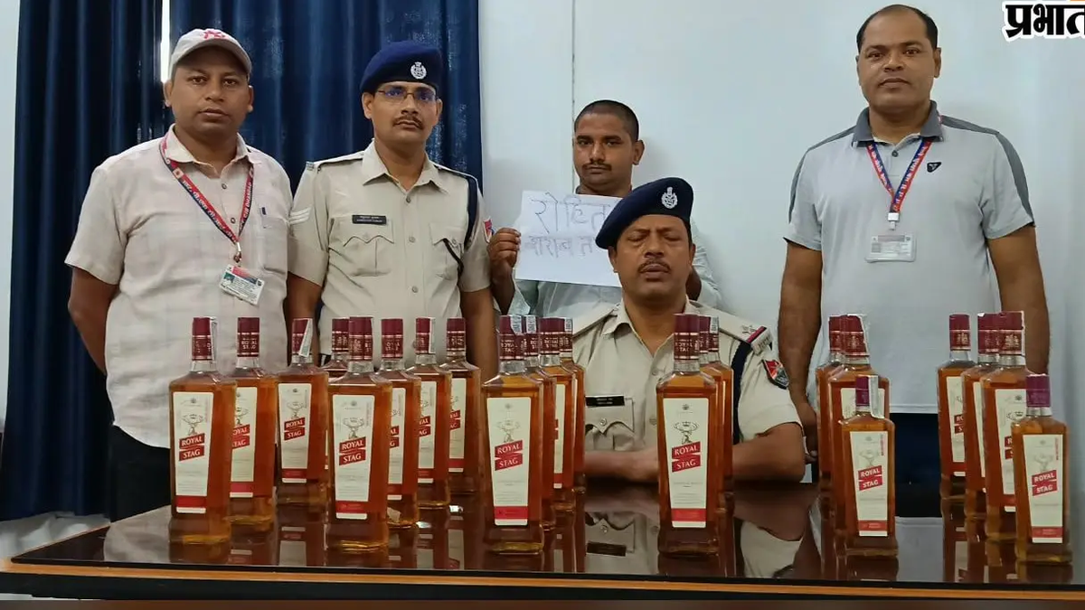 धनबाद रेलवे स्टेशन पर बरामद अंग्रेजी शराब के साथ आरपीएफ की टीम
