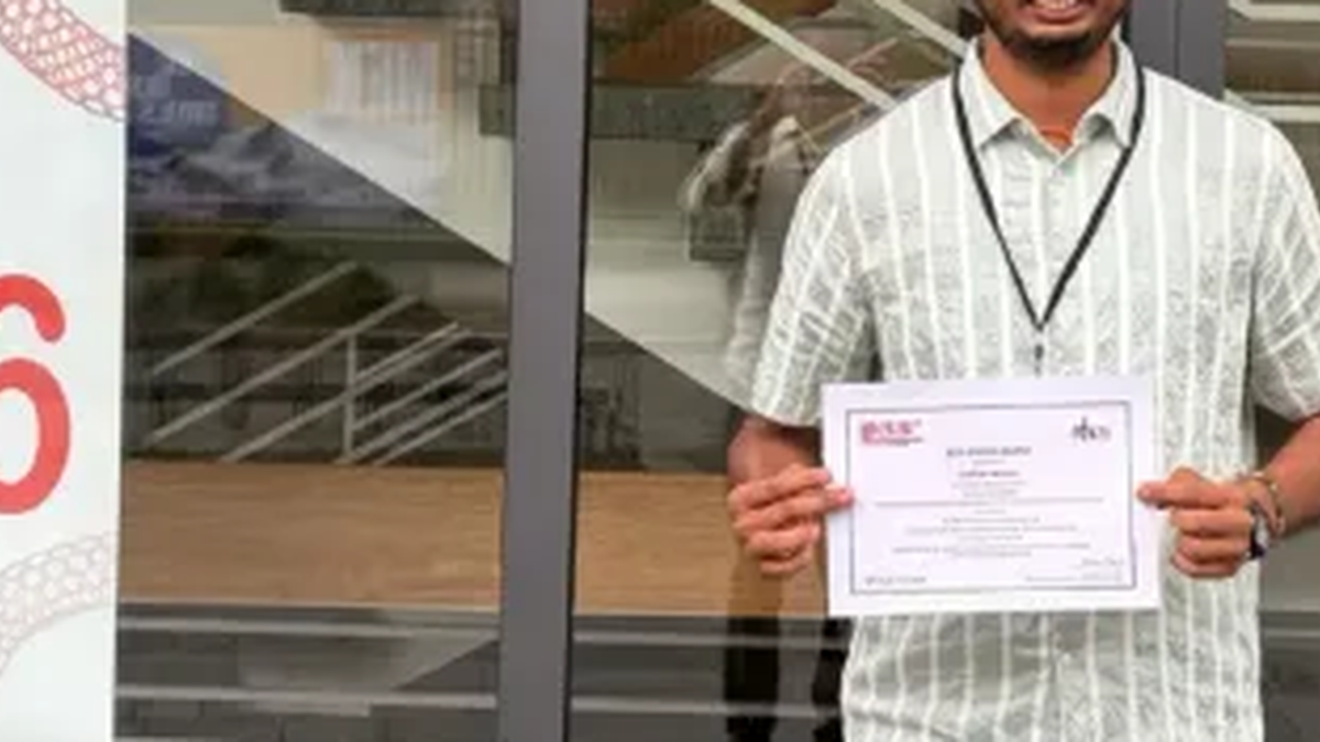 बर्लिन में बेस्ट पोस्टर प्रेजेंटेशन अवार्ड के प्रमाणपत्र के साथ दुमका के शोधार्थी शुभम कुमार