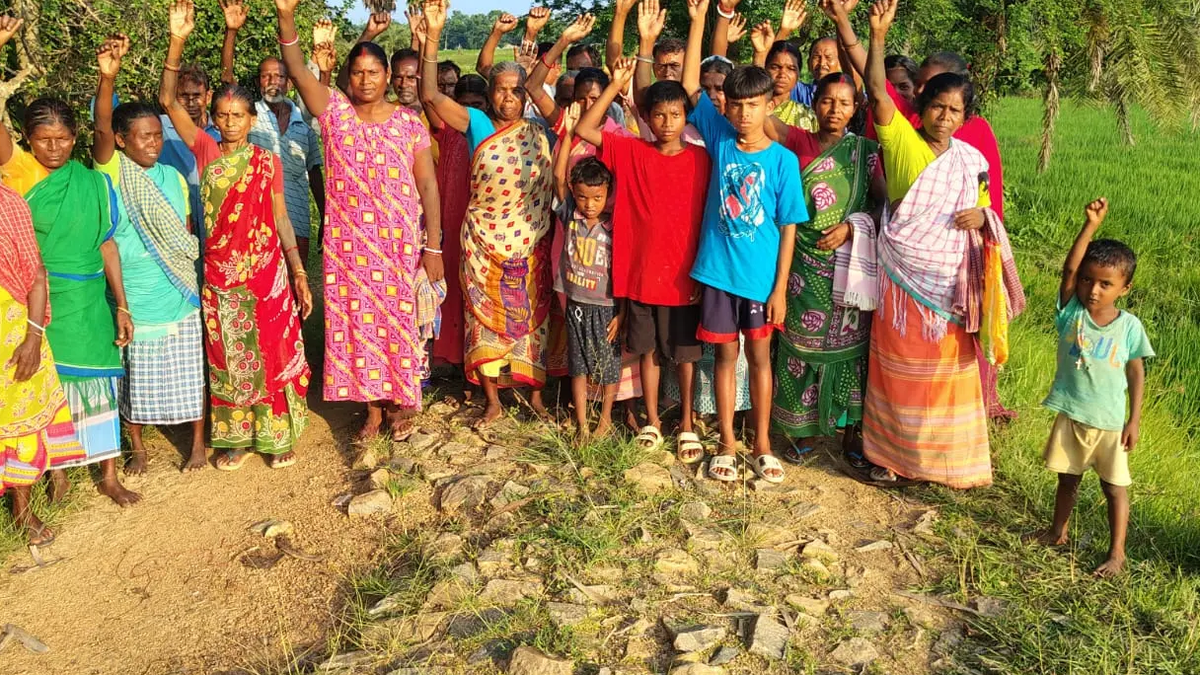 छोटा गुलामशुली में पथरीले रास्ते की स्थिति दिखाते ग्रामीण