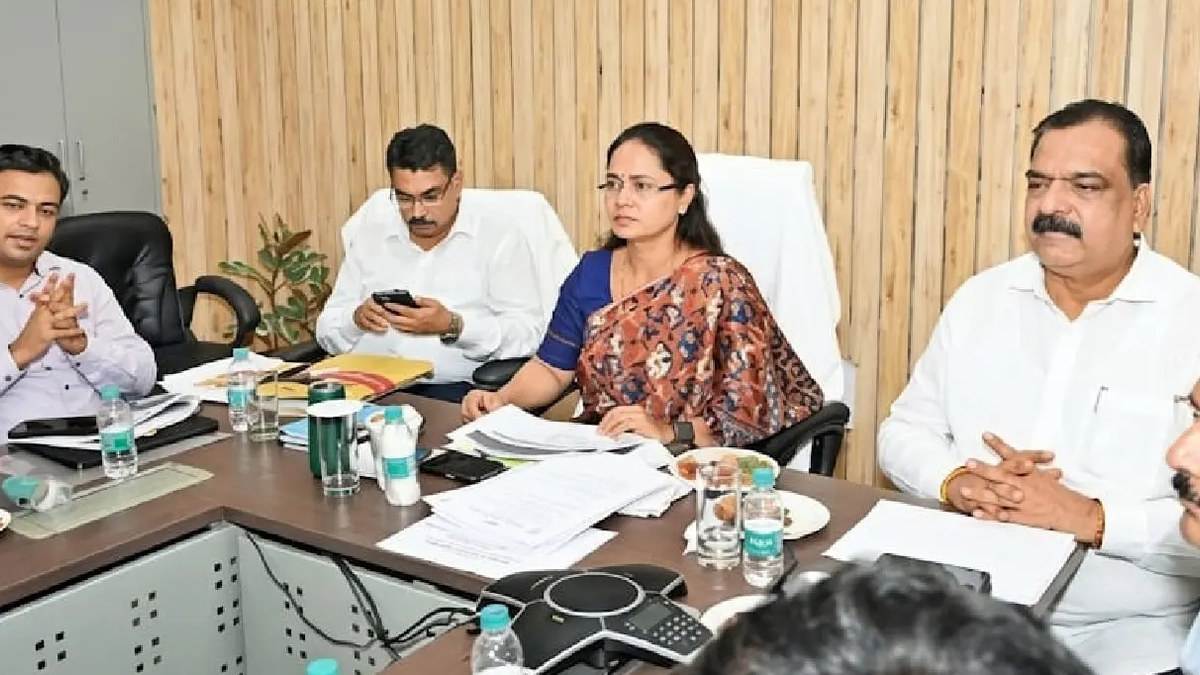 नेपाल हाउस में सहकारिता प्रभाग की समीक्षा बैठक करतीं मंत्री शिल्पी नेहा तिर्की
