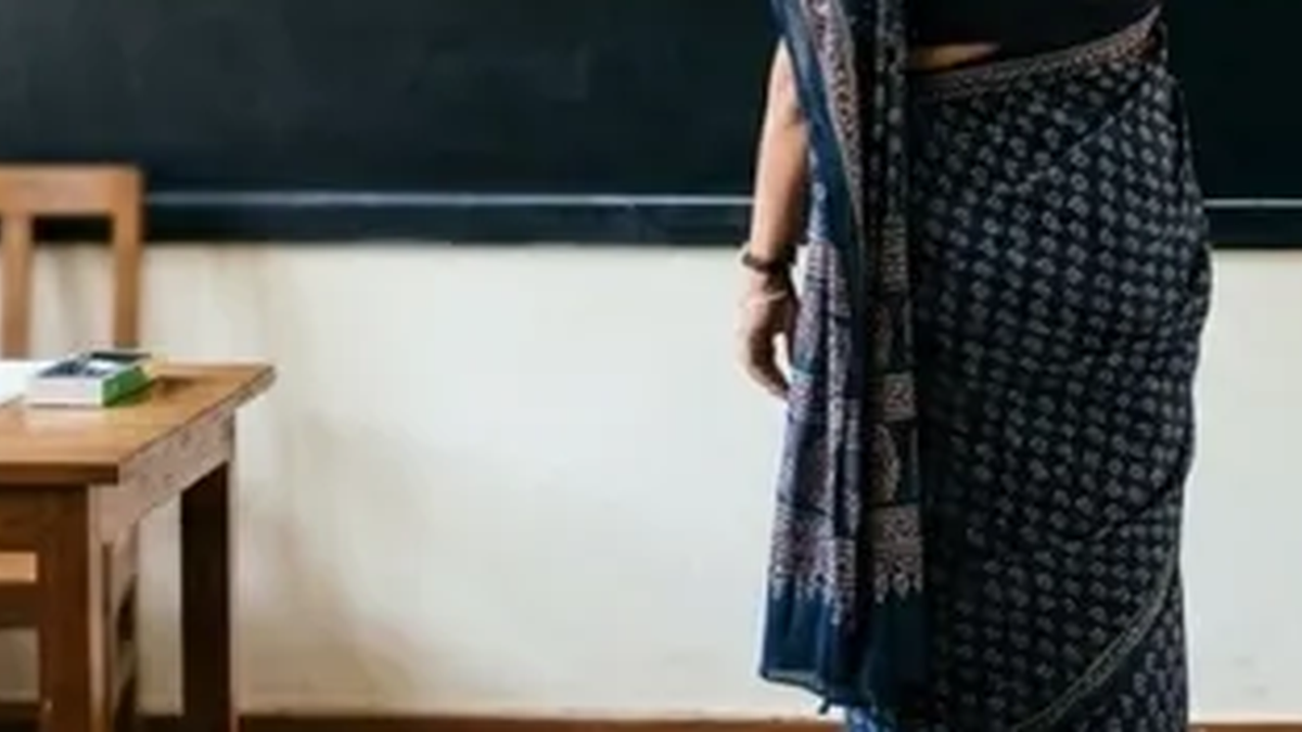 कक्षा में पढ़ाती पारा शिक्षिका की प्रतीकात्मक तस्वीर