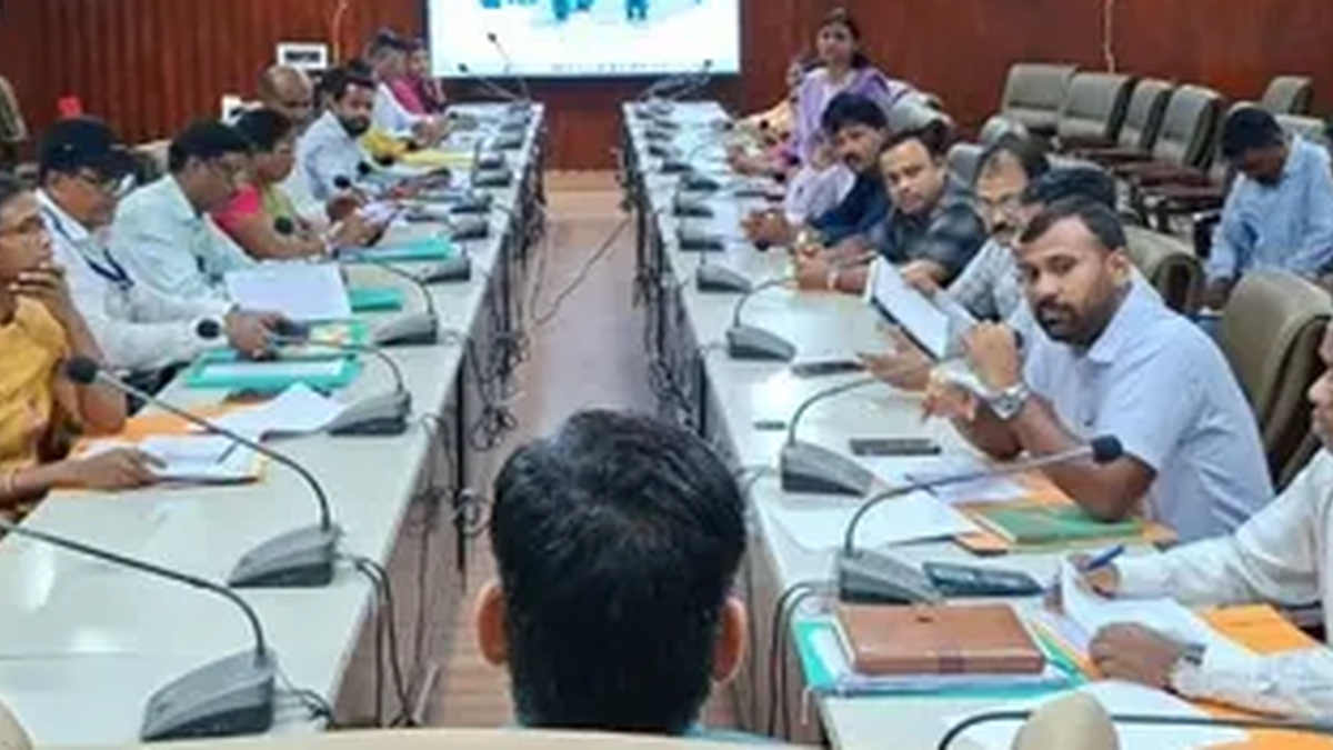 जामताड़ा में शिक्षा विभाग की समीक्षा बैठक में उपस्थित अधिकारी और कर्मचारी