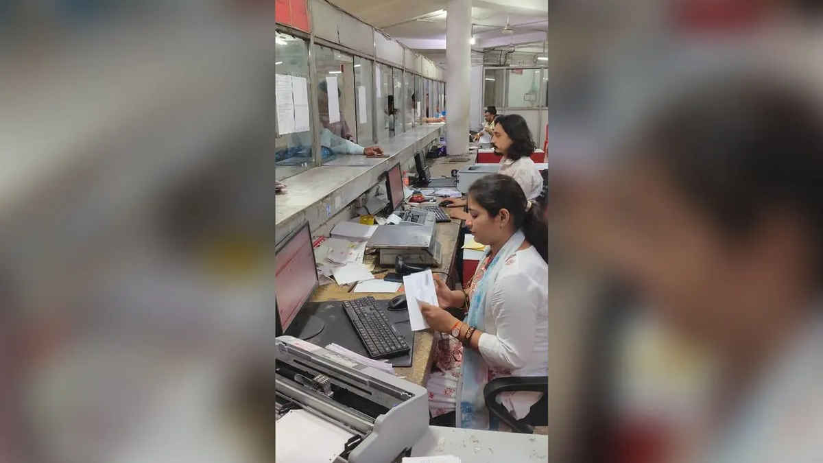 बोकारो के डाकघर में स्पीड पोस्ट की बुकिंग करता कर्मचारी