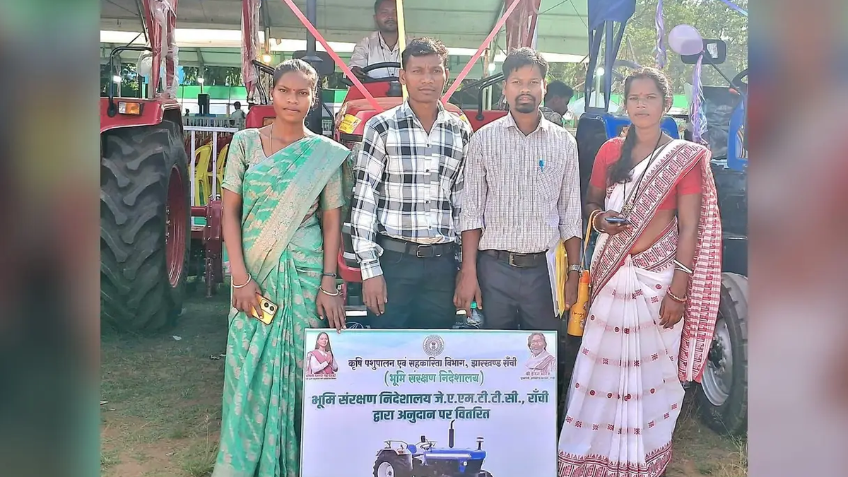 सारंडा क्षेत्र में किसानों की कृषि सेवा के लिए इस्तेमाल किया जा रहा सरकारी ट्रैक्टर