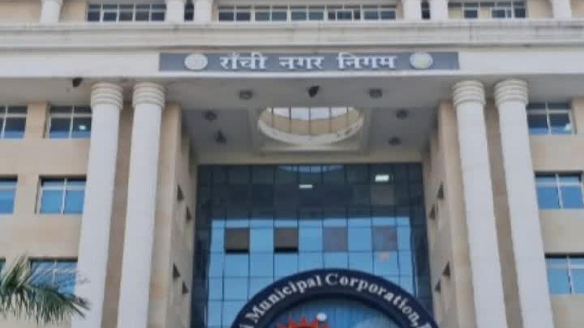 रांची में कोचिंग संस्थानों के ट्रेड लाइसेंस की जांच करती नगर निगम की टीम