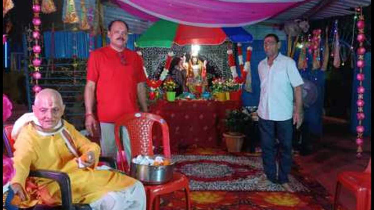 सेल गुवा क्षेत्र में विश्वकर्मा पूजा के दौरान सजा हुआ आयोजन स्थल