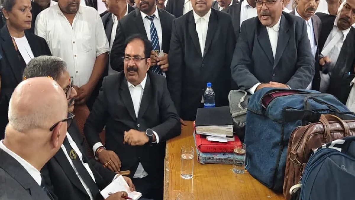 कोडरमा सिविल कोर्ट में अधिवक्ताओं से बातचीत करते झारखंड हाईकोर्ट के मुख्य न्यायाधीश